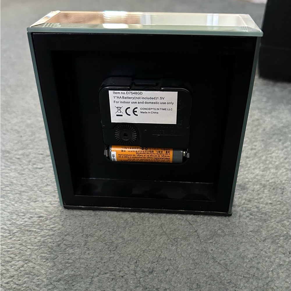 Small Mirrored Gold/Silver Glitter Clock - Picture 4 of 8